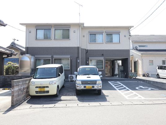モダンな施設の外観