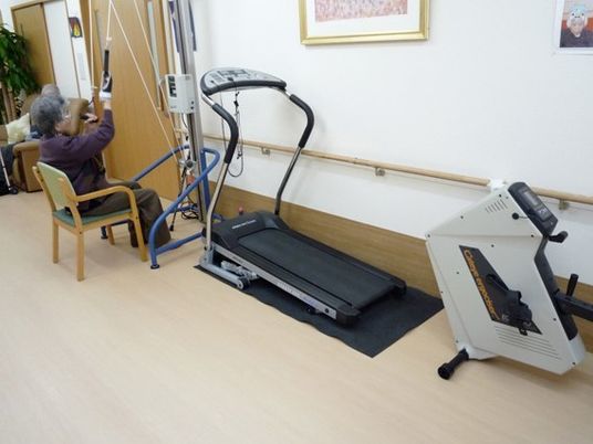 運動器具と使用中の高齢者