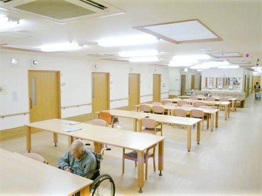 広々とした明るい食堂