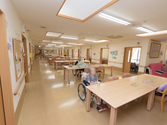 広々とした明るい食堂