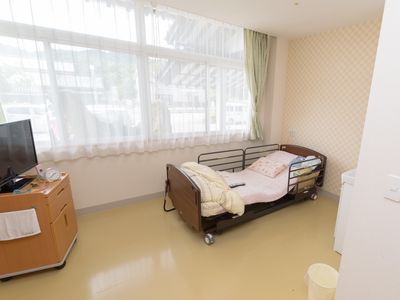 明るい個室の居室