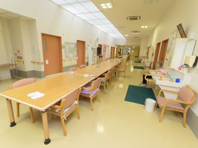 広々とした明るい食堂