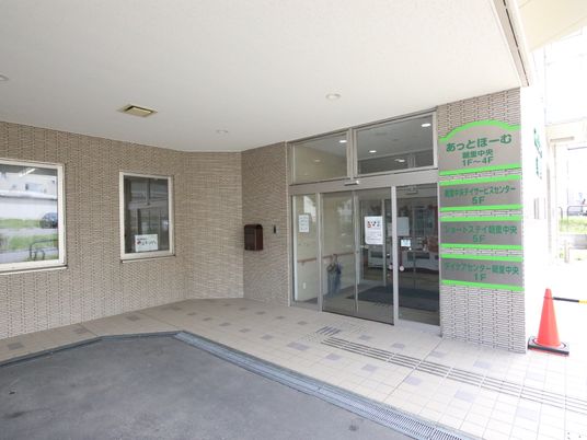 入り口が広々とした建物