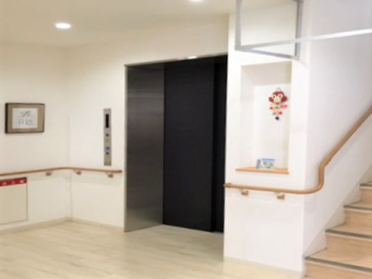 明るいエレベーター前空間