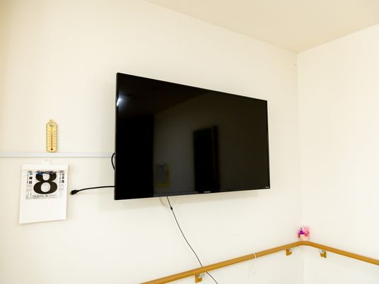 壁掛けテレビとカレンダー