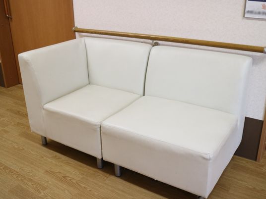 白いソファと廊下