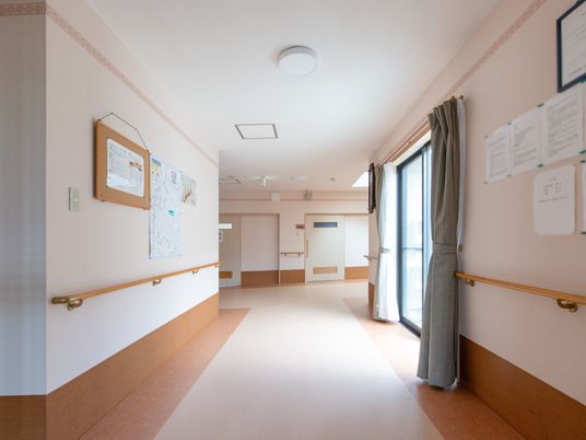 広々とした廊下の様子