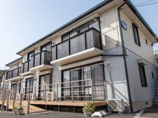 陽が差し込む庭