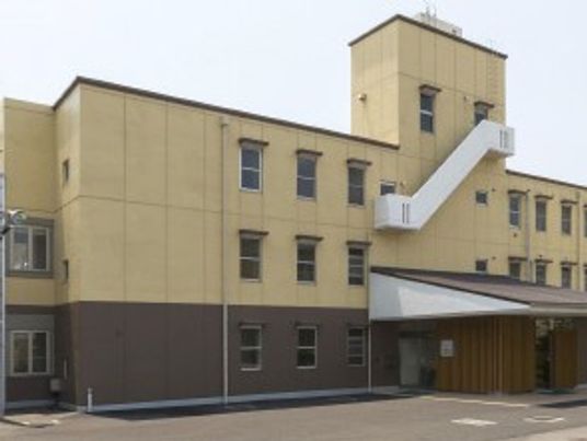 優しい色合いの建物外観  