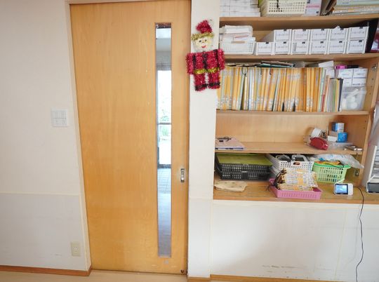 木目調の明るいオフィスドア