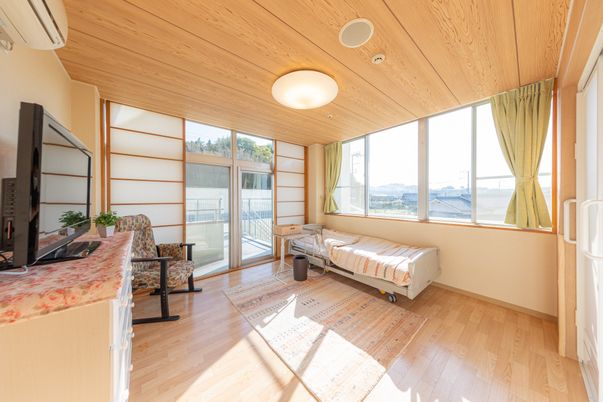 明るい居室の一角