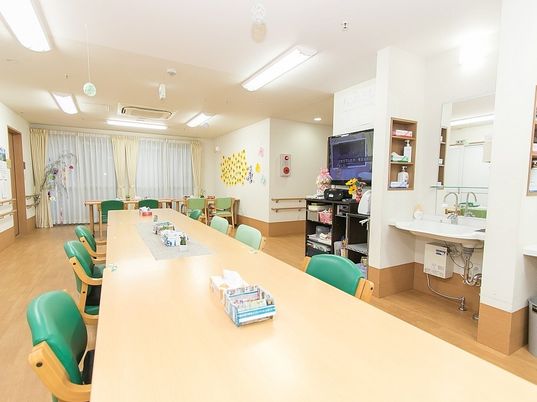 共用ダイニングの明るい室内