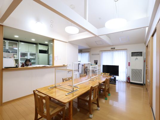 共用スペースの明るい部屋