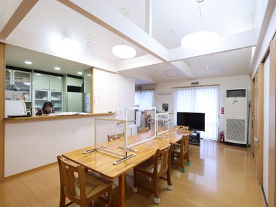 共用スペースの明るい部屋