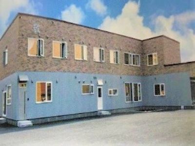 明るい外観の建物