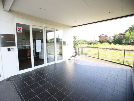 広々とした清潔なエントランス