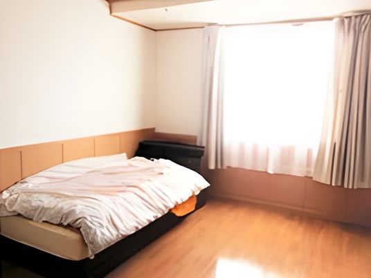 明るい個室の居室