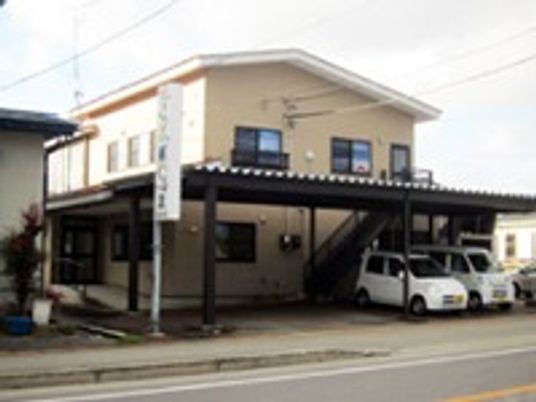 ゆったりとした外観の建物