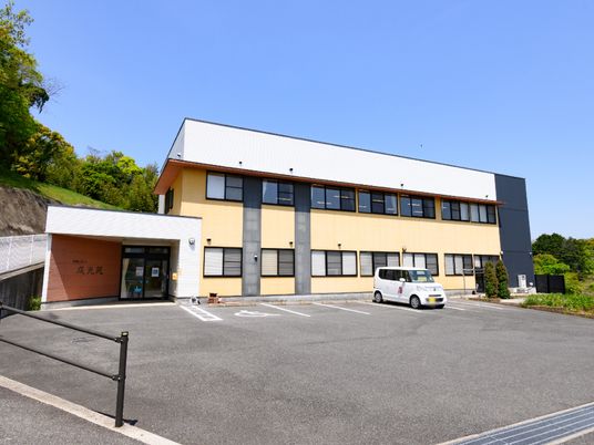 黄色い壁の明るい建物
