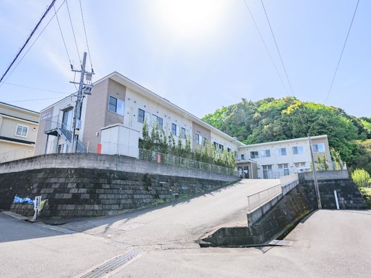 施設の明るい外観