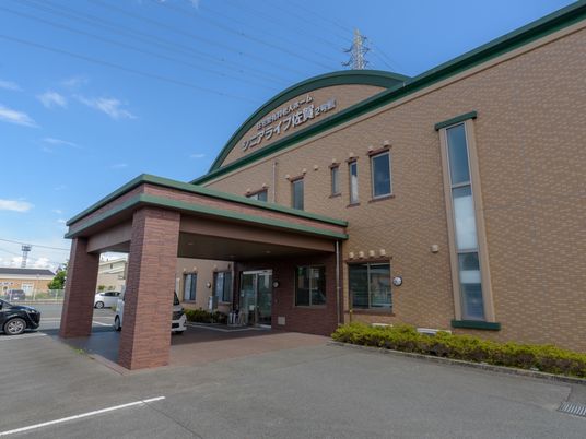 明るい建物の外観
