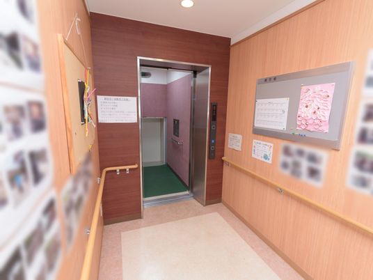 明るい廊下とエレベーター