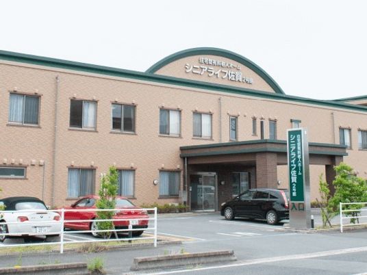 ゆったりとした外観の建物