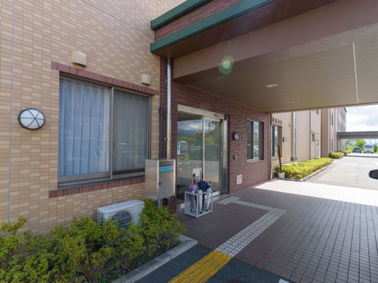 明るい施設のエントランス