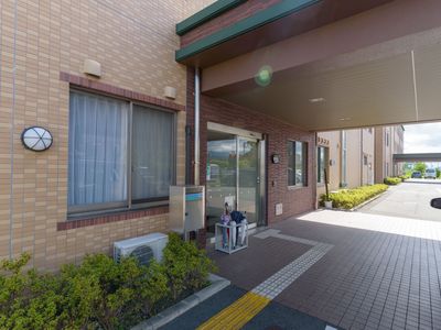 明るい施設のエントランス