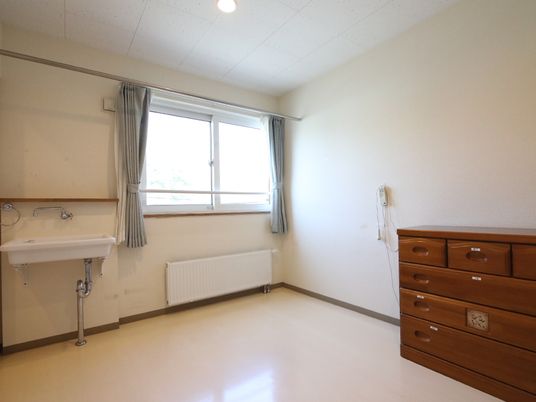 居室の窓と家具