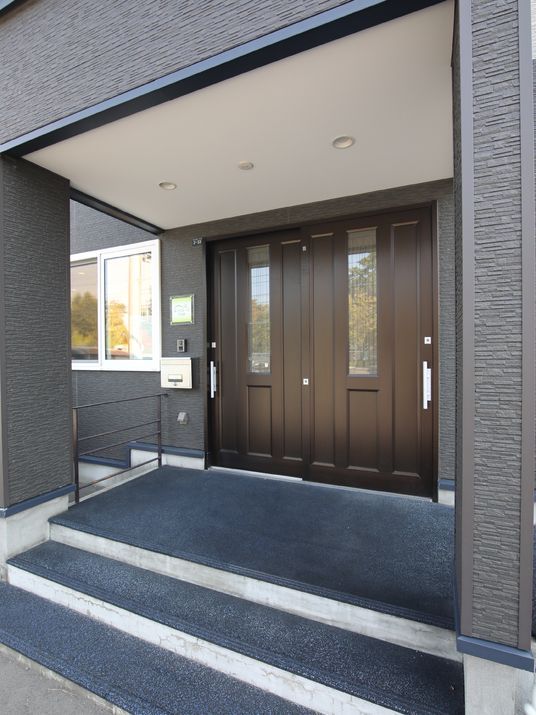 清潔感のある建物エントランス