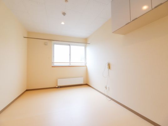 明るい居室の一角