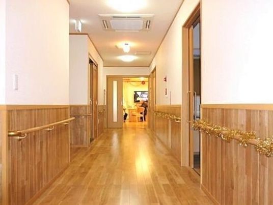 福祉施設の温かな廊下