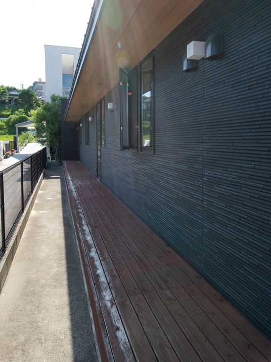 清潔な外壁の廊下