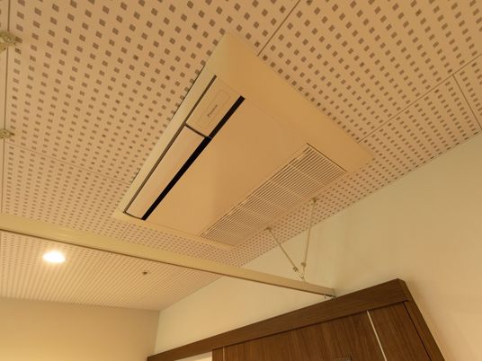 天井に取り付けられたエアコン