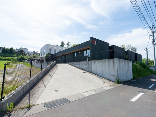 モダンな外観の建物