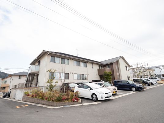 外観の建物と駐車場