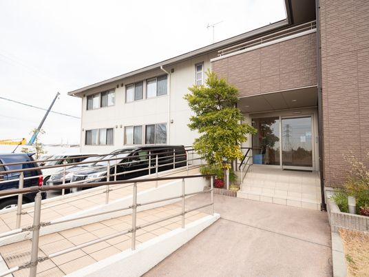 施設の入口と駐車場
