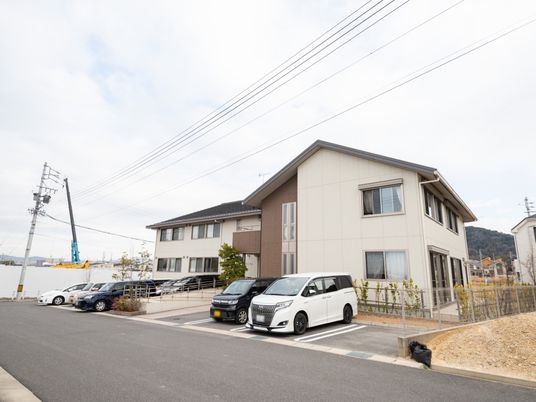 広い敷地の明るい建物