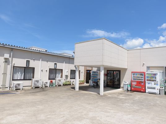 晴天下の白い建物外観