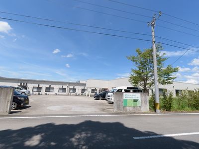 晴天下の施設外観