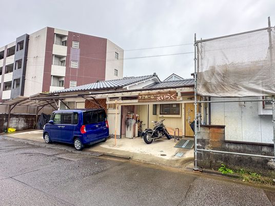 建物外観と駐車場