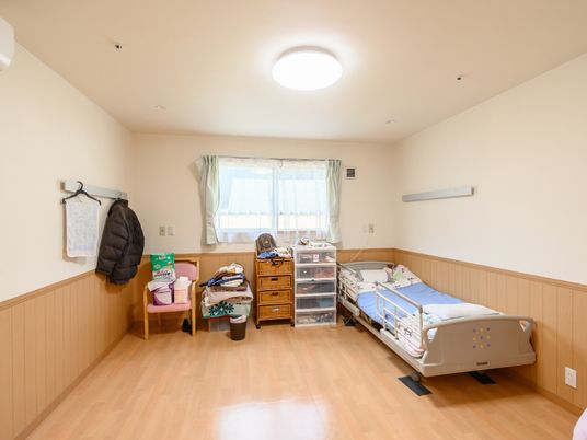 明るい個室の居室