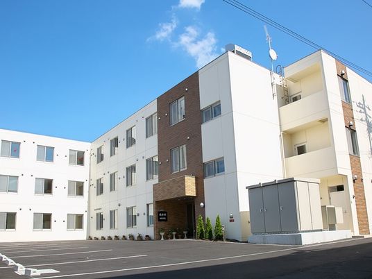 明るい外観の建物