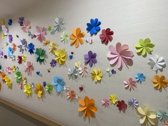 壁に飾られた花の装飾