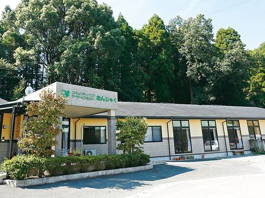 緑豊かな外観の建物