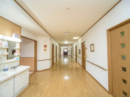 清潔な廊下と洗面台