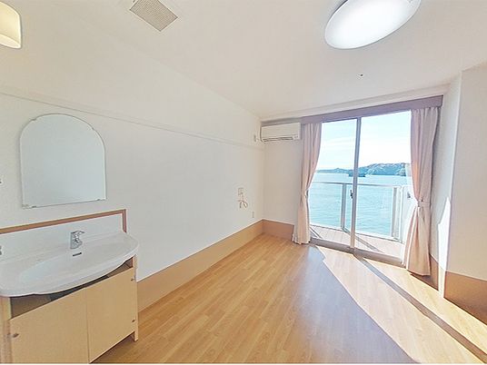 海を望む明るい居室