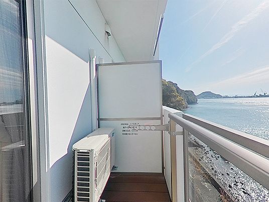 海を望むバルコニーの風景