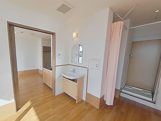 明るい居室の洗面台